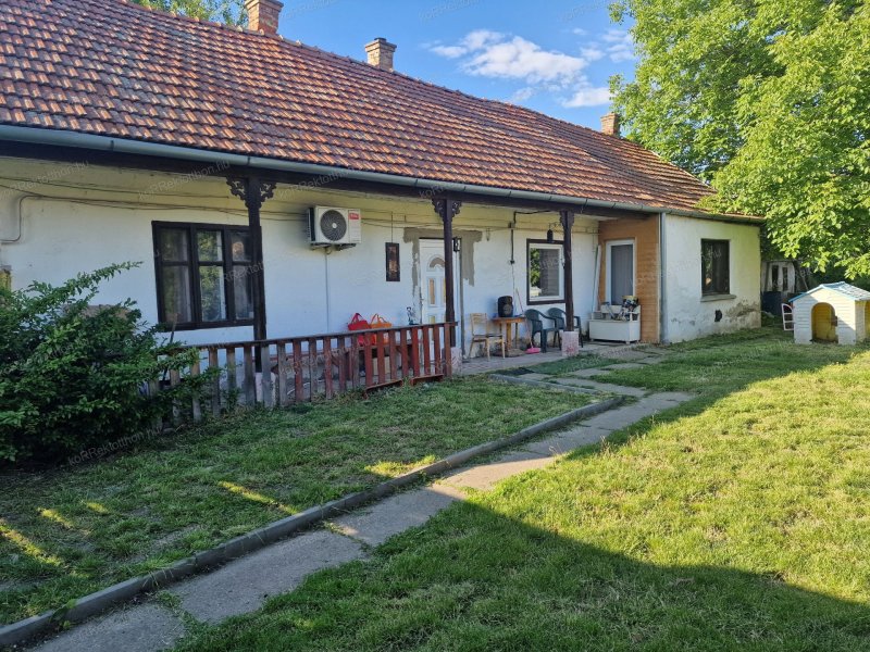 Eladó felújított családi ház Jászberényben – Kiváló elhelyezkedéssel!