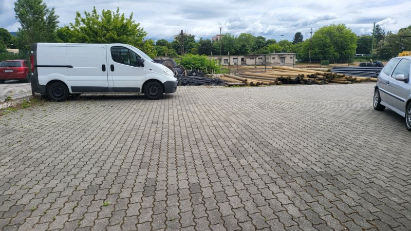 Állomás közelében  180 nm-es  zárt  terület kiadó