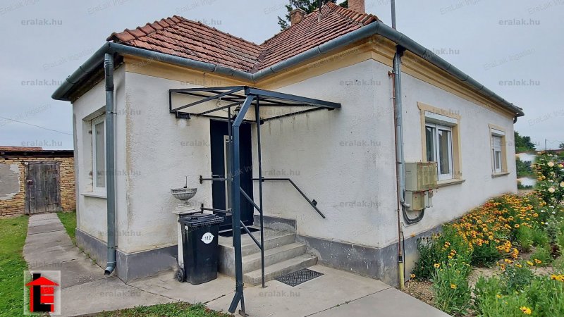 ÉCSi családi ház - két szobával - megkezdett-előrehaladott felújítással.