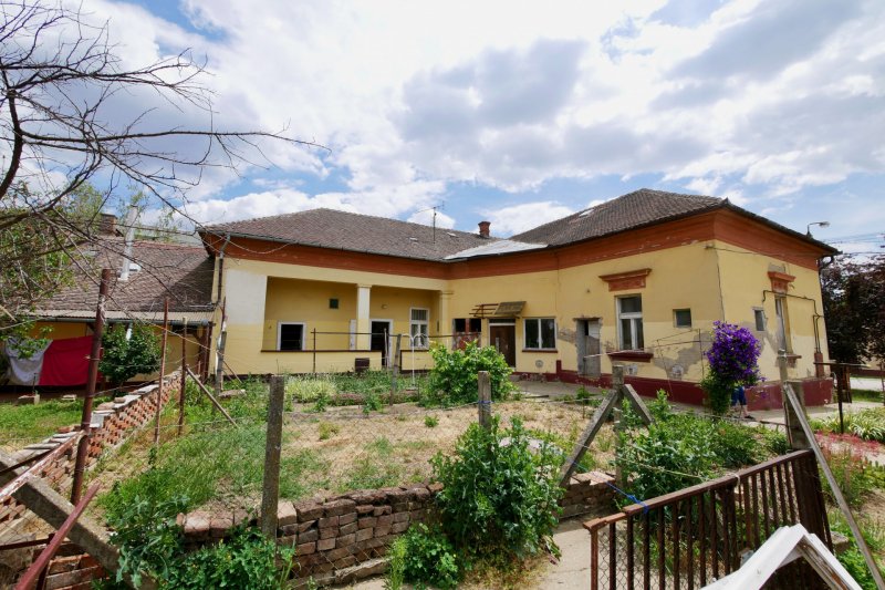 Kétszobás komfortos házrész eladó Karcag városközpontban