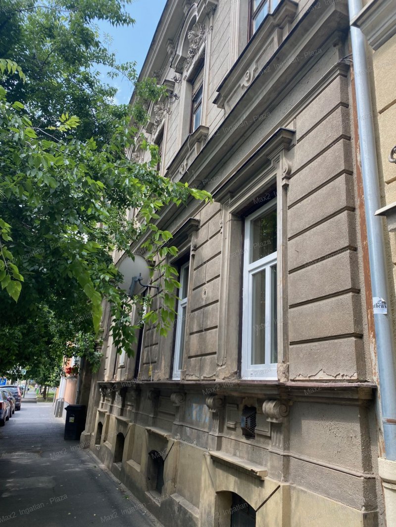 Belvárosi polgári stílusú kis lakás eladó
