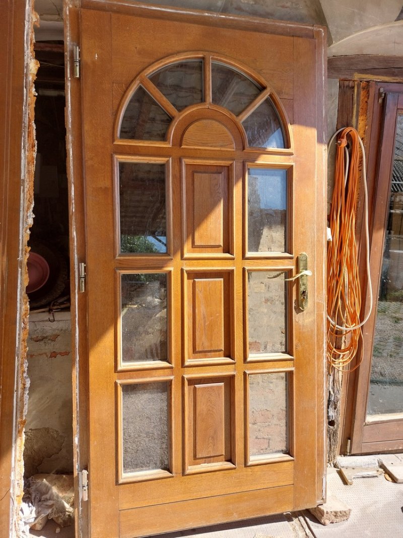 Tölgy bejárati ajtó 109 x 213 cm 5 pontos zár 2 kulcs kép szerinti állapot massziv nehéz darab