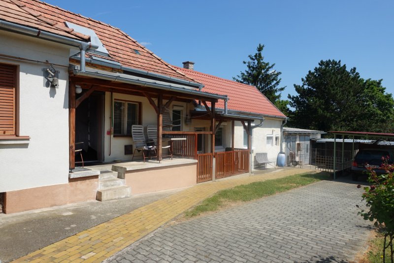 2 KÜLÖN LAKÓRÉSZES családi ház ALKUKÉPES ÁRON eladó Veszprém Szikra utcában.
