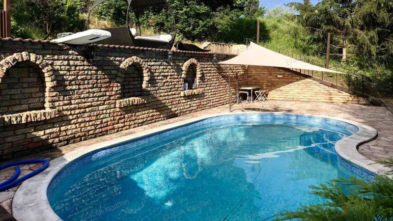  Mediterrán stílusú, panorámás családi villa eladó Győrújbarát kedvelt, hegyvidéki részén!