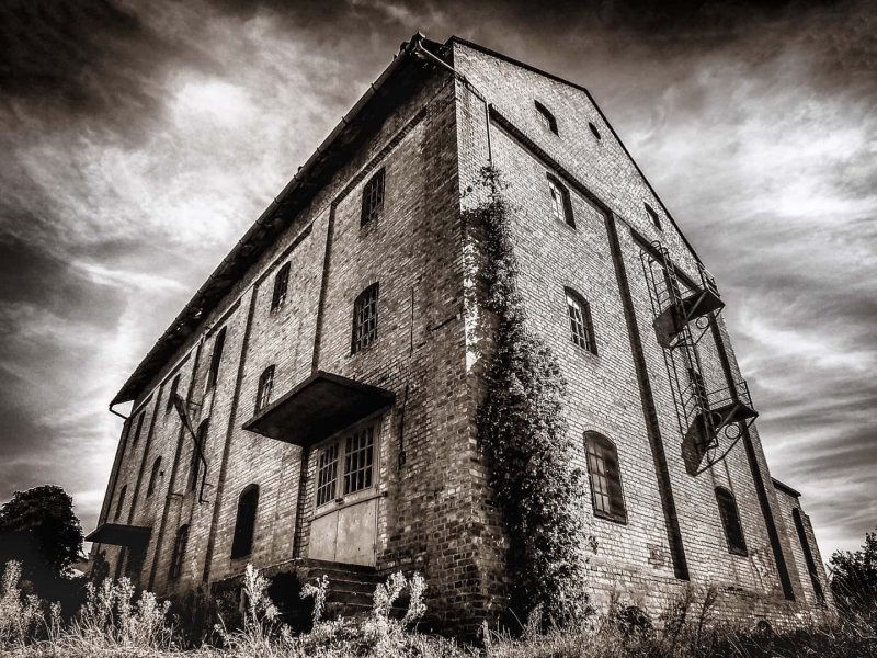 4 loft lakás vagy 12 kis lakás kialakítására alkalmas, különleges épület Győrben eladó