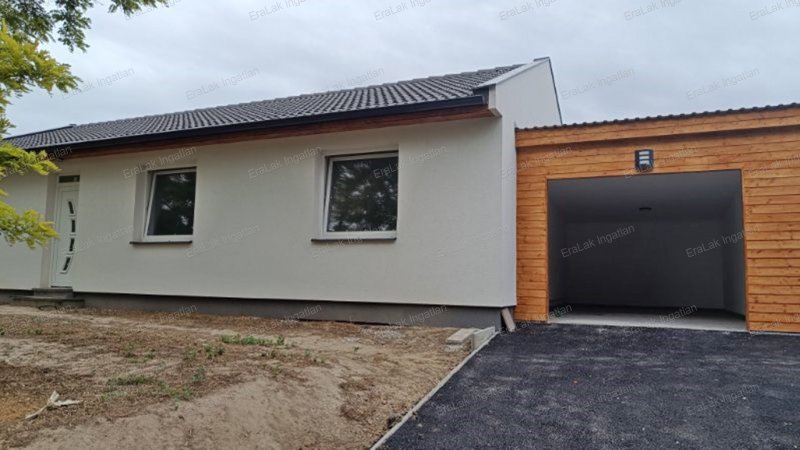 Győrság szívében eladó egy vadonatúj, garázzsal rendelkező 4 szobás ikerház!