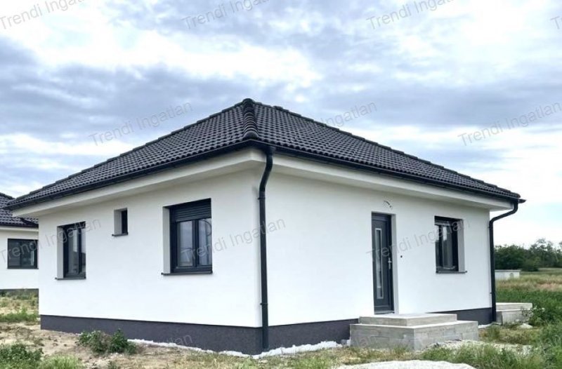 Hőszivattyús fűtéssel nappali + 2 szobás ház kulcsrakészen eladó