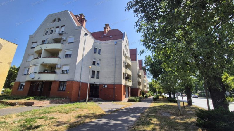 Kecskeméten, a Máriavárosban, az ÉZI-vel szemben, eladó egy nappali + 2 szobás összkomfortos lakás.