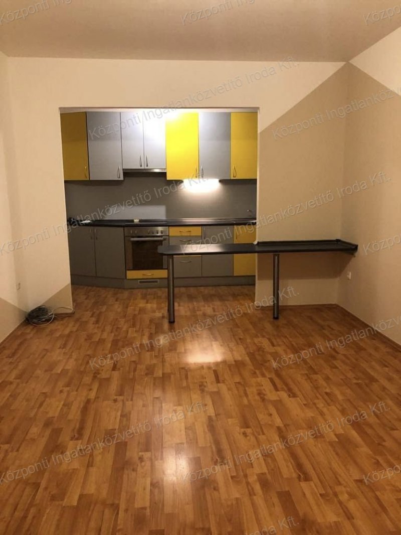 Tatabányán Sárberekben, 53 m2-es, 3. emeleti, kilépős lakás eladó