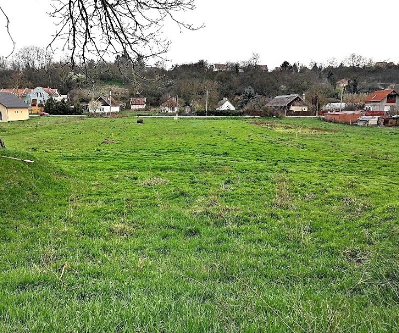 GOMBÁN a központhoz közel, mégis csendes, családi házas környezetben, ELADÓ egy 1103 m²- es, BELTERÜLETI, sík ÉPÍTÉSI TELEK!