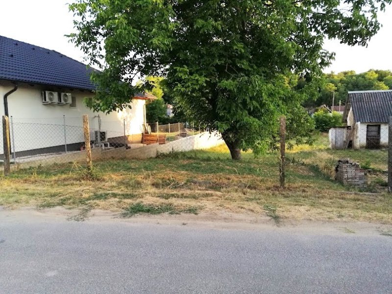 GOMBÁN, ÚJ ÉPÍTÉSŰ családi ház szomszédságában ELADÓ egy 1195 m²- es, sík ÉPÍTÉSI TELEK!