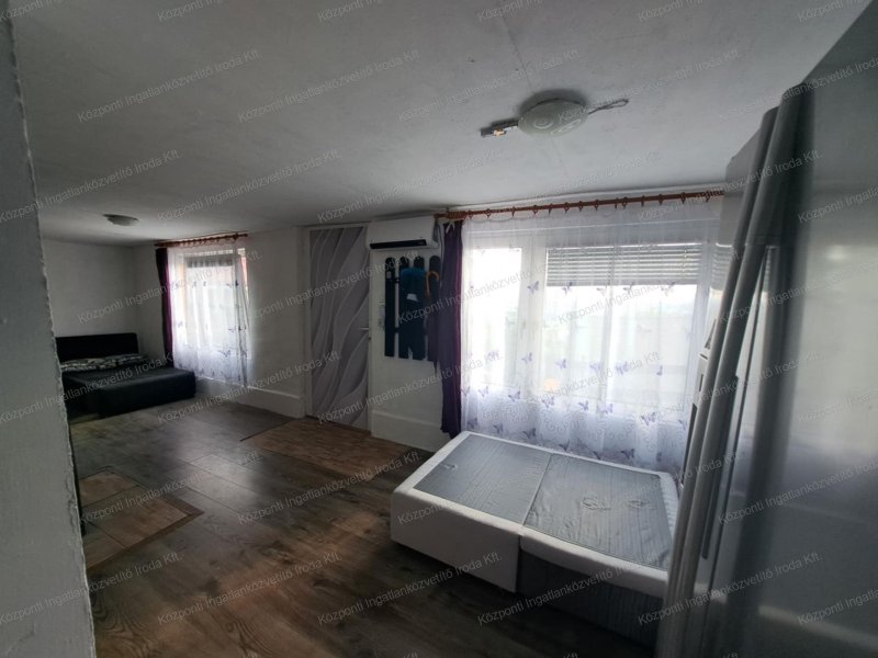 Tatabányán, a Turul hegyoldalon, zárkerti ingatlan, állandó lakhatásra alkalmas családi házzal eladó