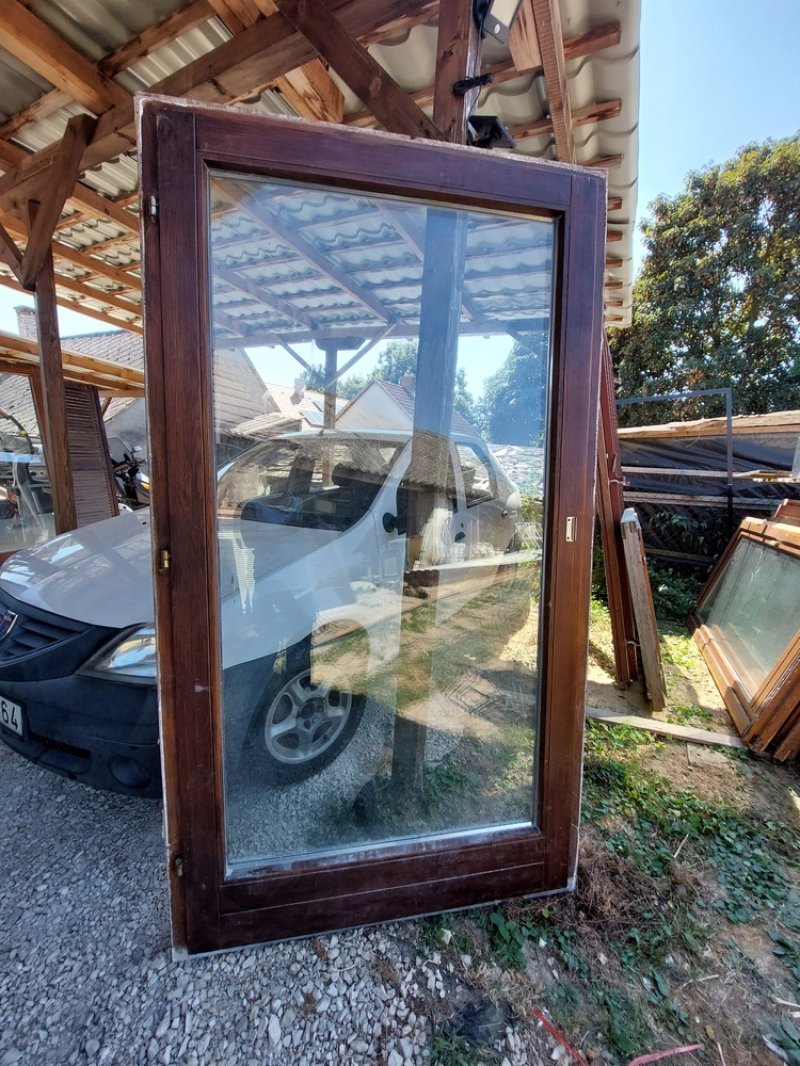 Tölgy erkély ajtó külső kilincses 117 x 210 cm , tok 8 cm ajtólap 8 cm vastag dupla gumis 2 réteg hőszigetelt üveg  csak nyiló . Massziv nehéz darab eladó elcserélhető csak személyes átvétel.