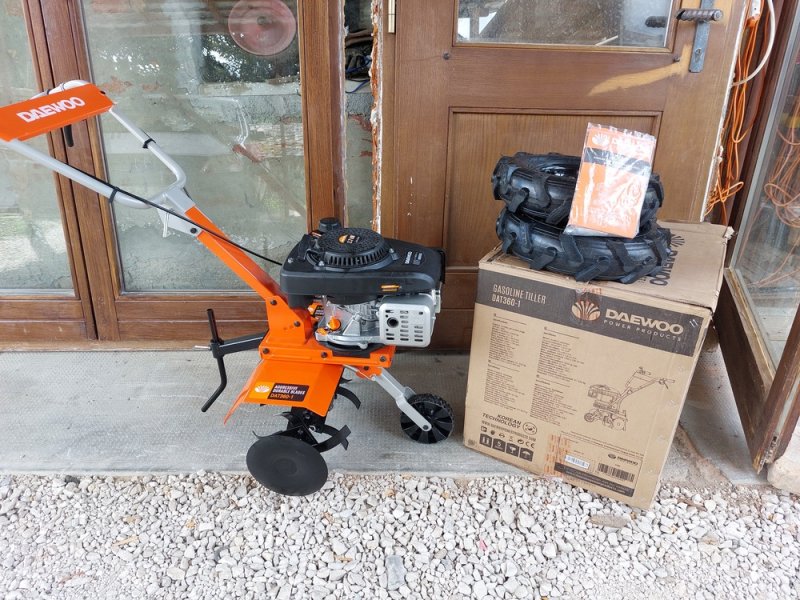 Daewoo DAT360-1 tipusú 161cc 4 ütemű motor 3 hp 45cm munka szélesség 4 kapa benzines kapálógép használva nem volt még csak össze lett szerelve. 10w-40 4T új olajjal fel töltve el inditottam kb 20-25 percet ment Magyar kézikönyv stb,, . 2 db 4.00-8 új tömlős kerékkel opcionális. 1 csavar fotóztam eltört az összerakásnál grancia nincs. Ezért az ára kompletten 360 euró vagy 140 ezer ft.