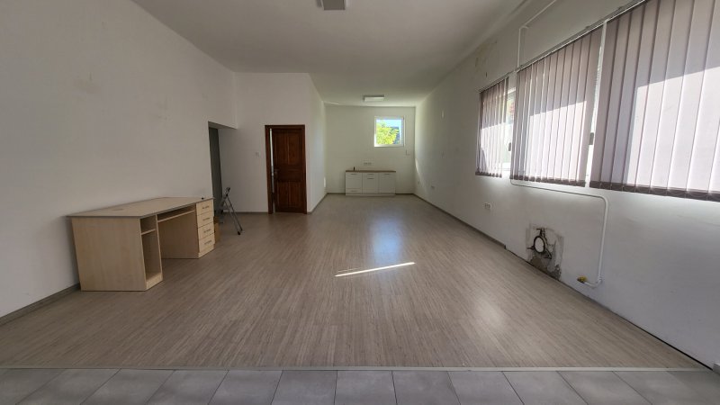 Plaza közeli  földszinti  54  nm-es ingatlan kiadó, lakás, vagy üzleti célra. 