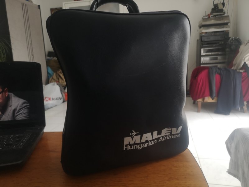 retro Malév táska,bőrőnd?