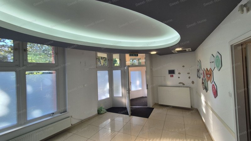Kecskeméten az izsáki úton, utcafronti elegáns 82 m2-es üzlethelyiség eladó!