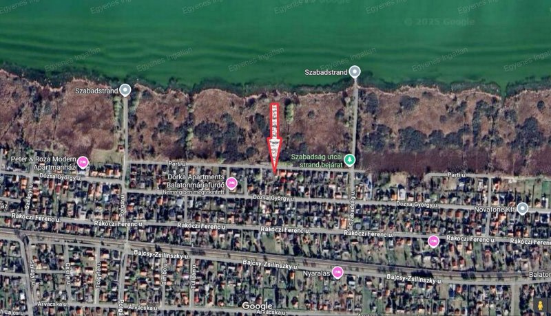 Balatonmáriafürdőn a Parti utca 17. szám alatt, igen ritka TÁTIKA típusú nyaraló, iker kivitelben, 491 nm -es telekkel, új tulajdonosát várja, a Balaton parttól néhány méterre.