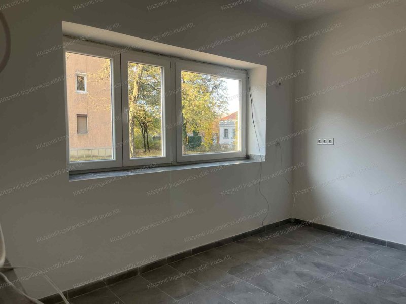 Eladó üzlethelyiségek Tatabányán, a Jászai Mari Színház szomszédságában