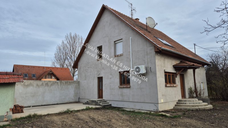 Felújított, kétszintes családi ház eladó Muronyban