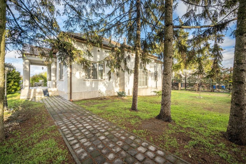 Luxus családi ház az M5 autópályához közel eladó
