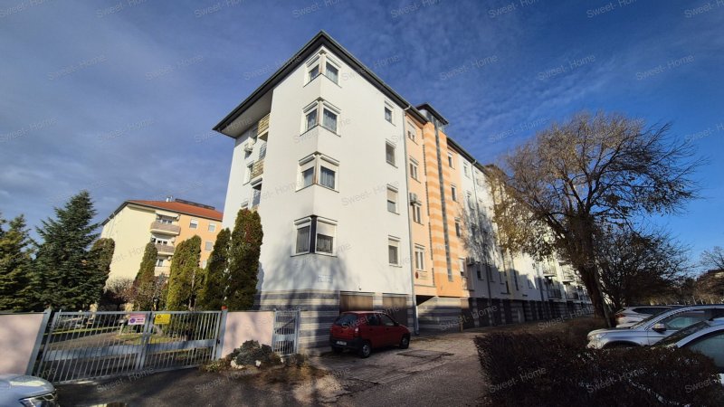 Kecskeméten, a Széchenyivárosban, liftes társasházban eladó egy, 2 szintes, nappali + 4 szobás lakás!
