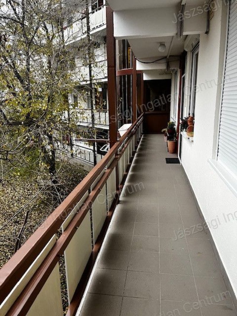 Jászberényben a Szent László utcai lakóparkban 60 m²-es, 2,5 szobás felújított lakás ELADÓ!