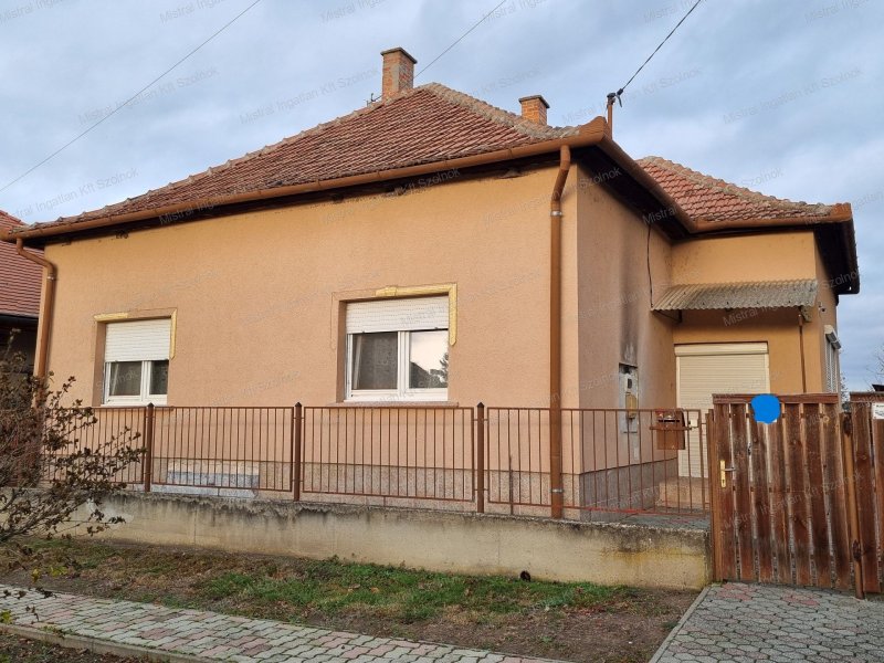 Tiszapüspöki központjában 140 nm-es családi ház eladó!