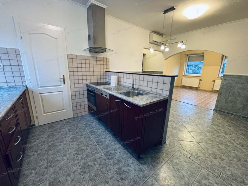 Tágas, felújított zárószinti lakás eladó a Paletta lakóparkban – plusz 30 m² hőszigetelt tetőtérrel.
