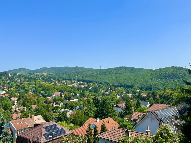 Hűvösvölgyi gyöngyszem –  téglaház mesés kerttel és gyönyörű örök panorámával!