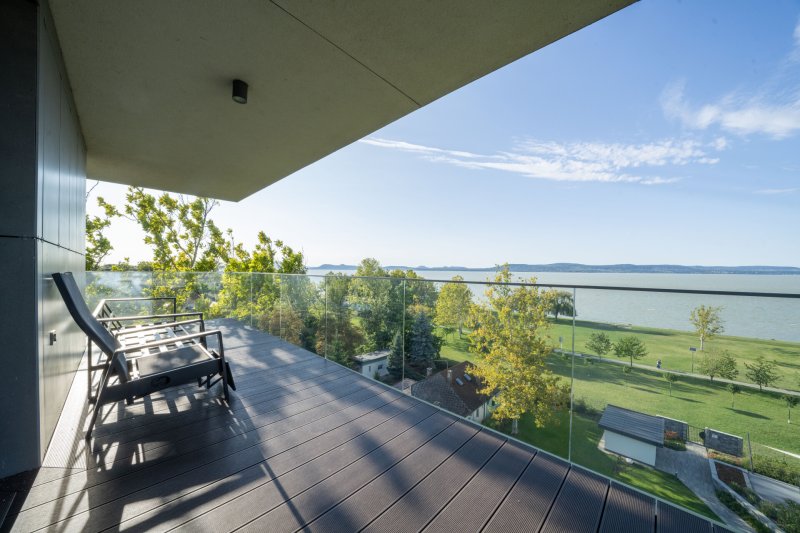 Balatonlellei penthouse örök panorámával – a Napfény Resort legkülönlegesebb otthona