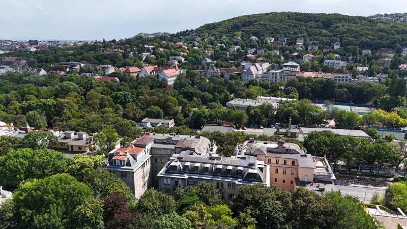 Tágas, panorámás családi otthon Budán – kiváló elhelyezkedés, lenyűgöző kilátás