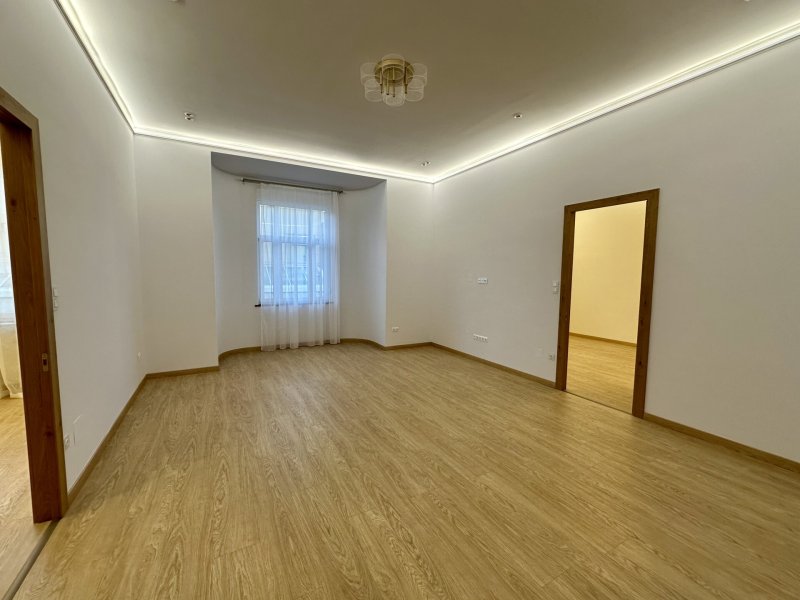 Eladó felújított, modern nagypolgári lakás a II. kerület szívében – klasszikus elegancia, kortárs kényele