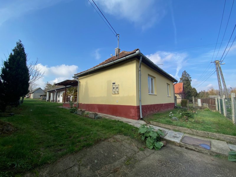 Iregszemcse 3 szobás, szépen felújított, melléképülettel is rendelkező családi ház eladó!