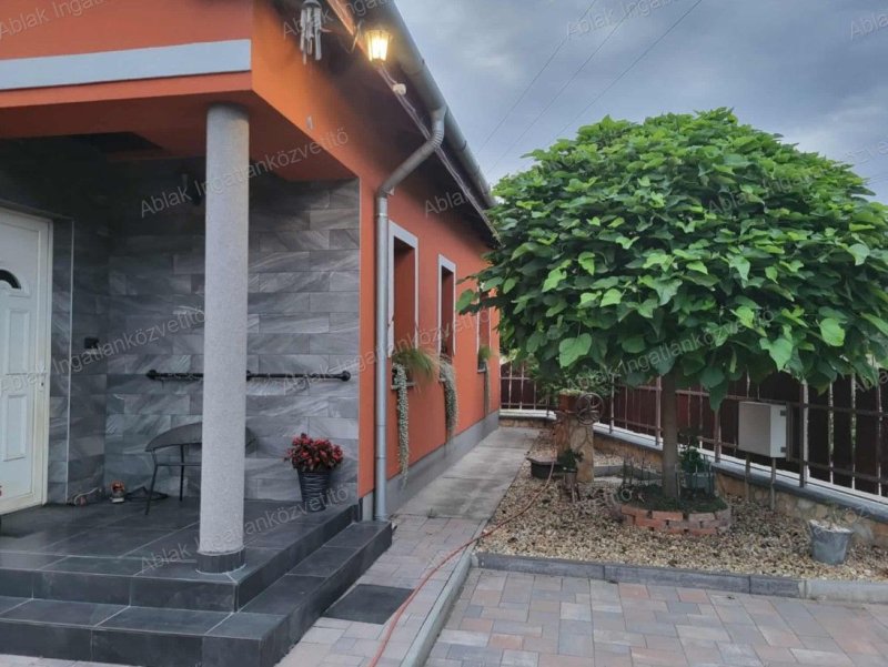 Kecskemét, Hunyadivárosban, 470m2-es telken, 3 szobás felújított cs. ház eladó.