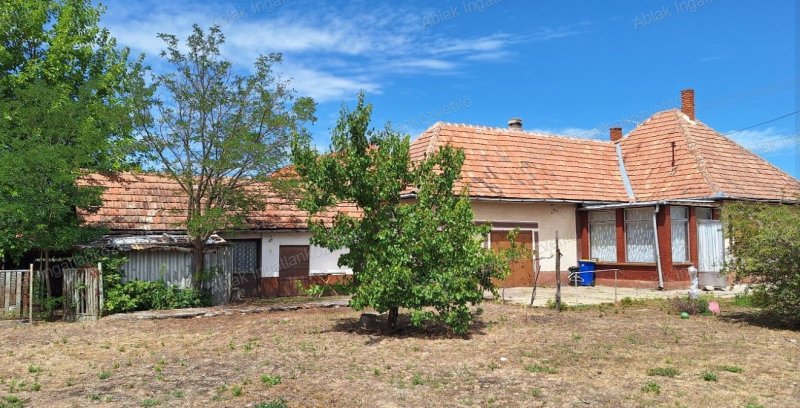 Tabdi központjában 1022m2 telken, 83m2-es 3szobás családi ház eladó.