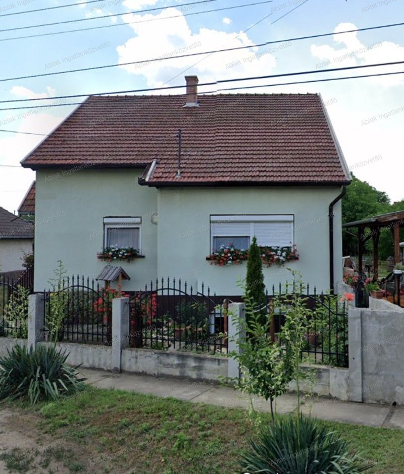 Tiszaalpáron csendes környezetben, 3 szintes, nappali+4szobás, részben felújított családi ház eladó.