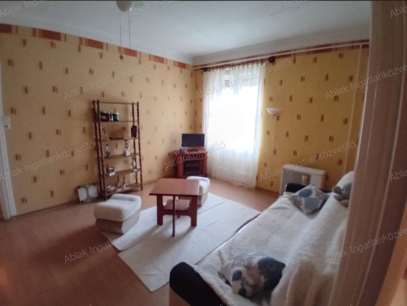 Kecskemét, Rákóczi u, I.em, 2 szobás -mindkettő erkélyes, jó állapotú lakás, udvari garázzsal eladó.
