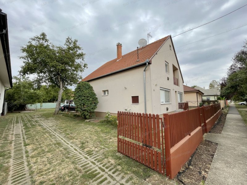 Hajdúszoboszlón 125 m2-es családi ház garázzsal, melléképülettel