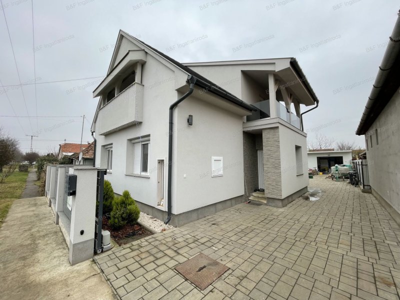 Újszerű 156 m2-es tégla családi ház, garázzsal