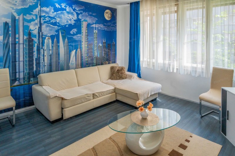 PARKSIDE LOCATION – IDEAL FOR FAMILIES AND DOG LOVERS