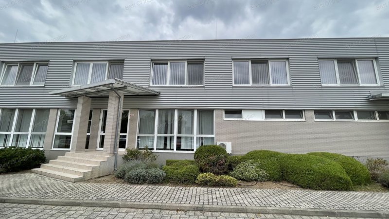 Győr-Ipari Parkban első emeleti, 3 irodából álló, 70 m2-es irodahelyiség, zárt udvari gépkocsibeállókkal kiadó!