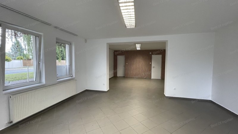 Győr-Révfaluban egy légterű 62 m2-es üzlethelyiség, gépkocsibeállókkal eladó!