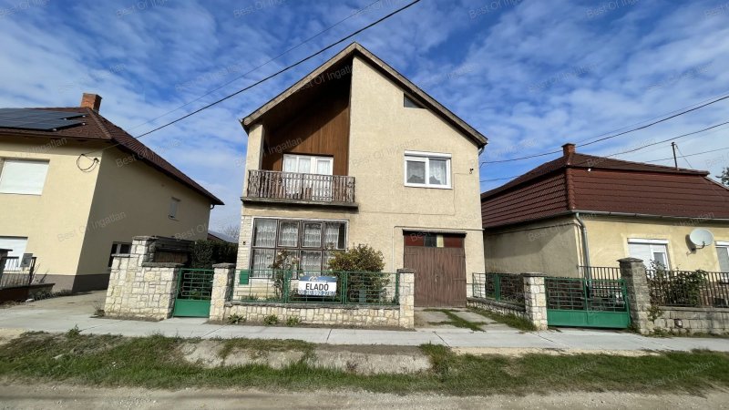 Nyúl központi részén 564 m2-es telken, kétszintes, 5 szobás családi ház, garázzsal, melléképületekkel eladó!