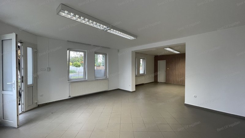Győr-Révfaluban egy légterű 62 m2-es üzlethelyiség, gépkocsibeállókkal KIADÓ!