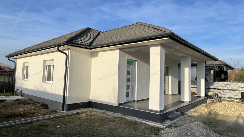 Győrladaméron AZONNAL KÖLTÖZHETŐ, új építésű, kulcsrakész, nappali + 3 szobás ikerház, 2 gépkocsibeállóval eladó!