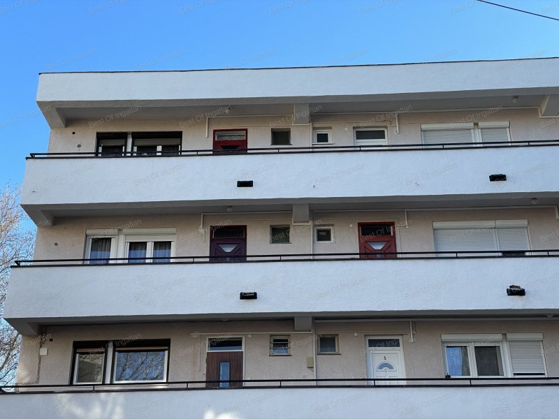 Győr-Nádorvárosban, 2. emeleti, 2 szobás erkélyes lakás, saját tárolóval eladó!