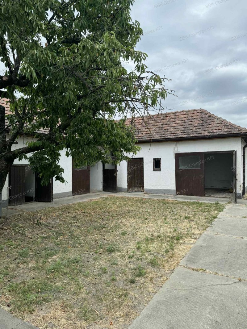 Eladó építési telek – 900 m², frekventált helyen!
