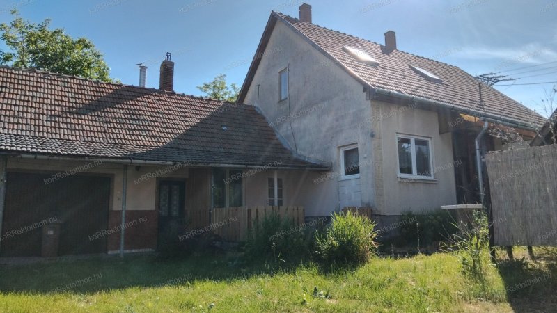 Jászapátin, csendes környéken eladó egy kifogástalan állapotú családi ház 