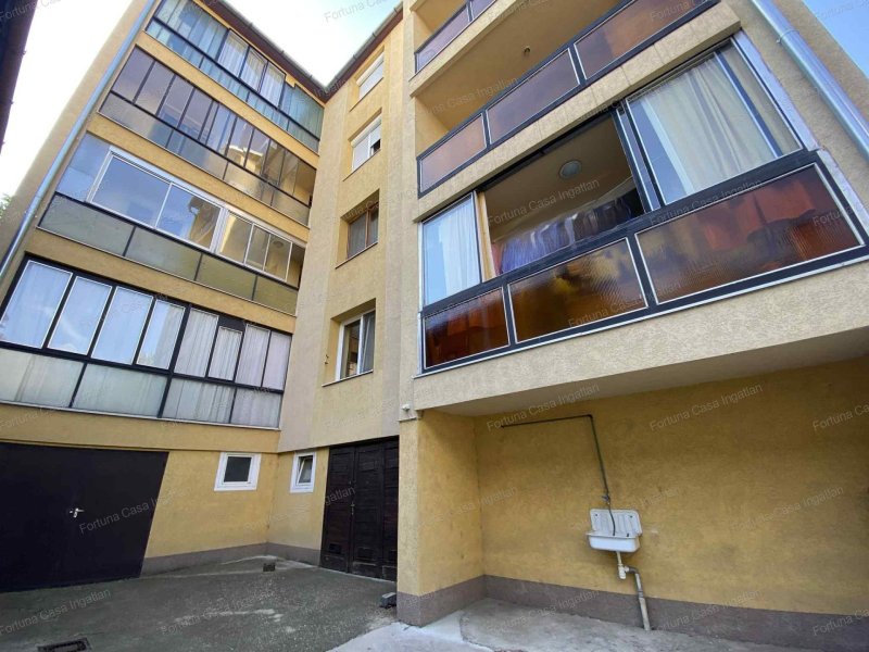 Belvárosi nagy lakás zárt udvari beállóval